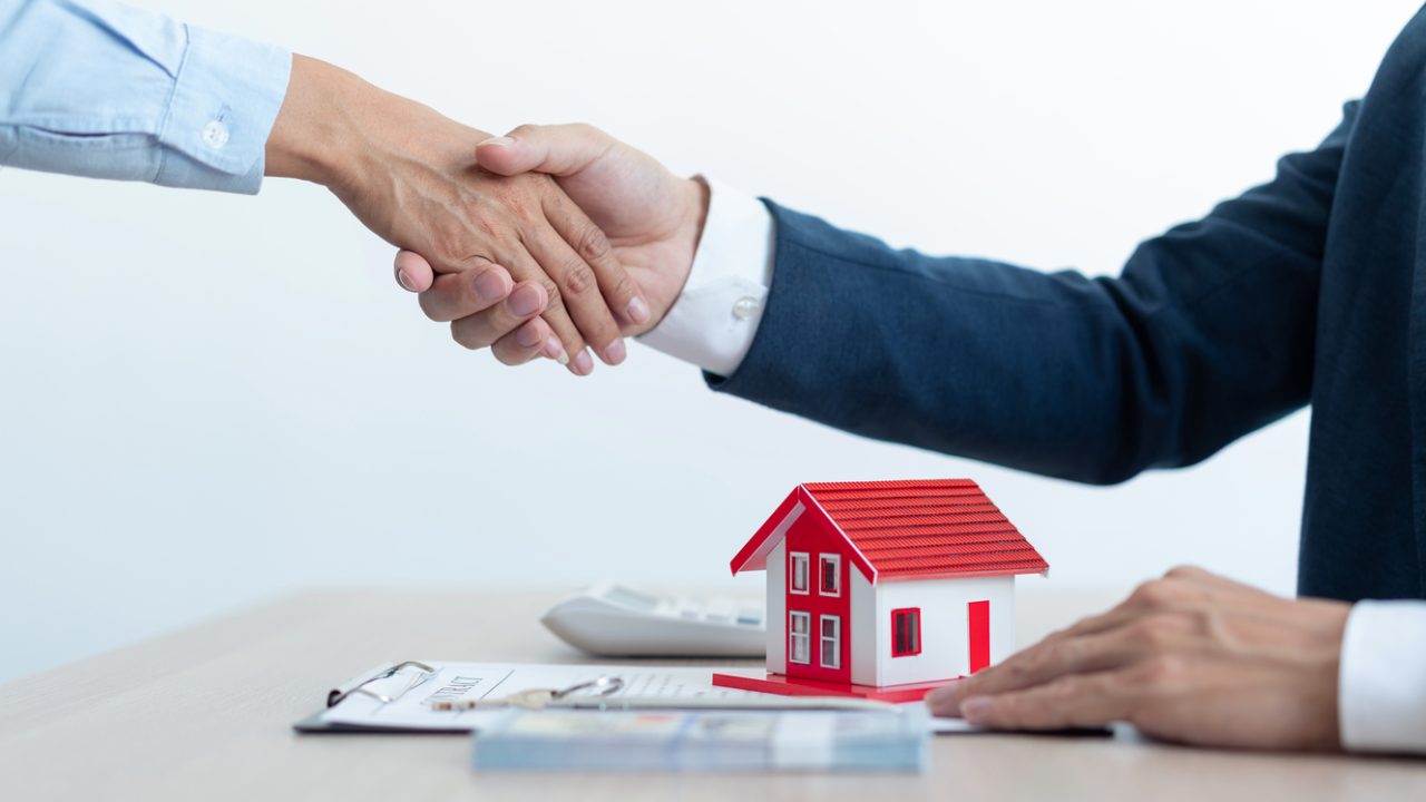 Why Partnering with a Broker Outshines “For Sale By Owner”